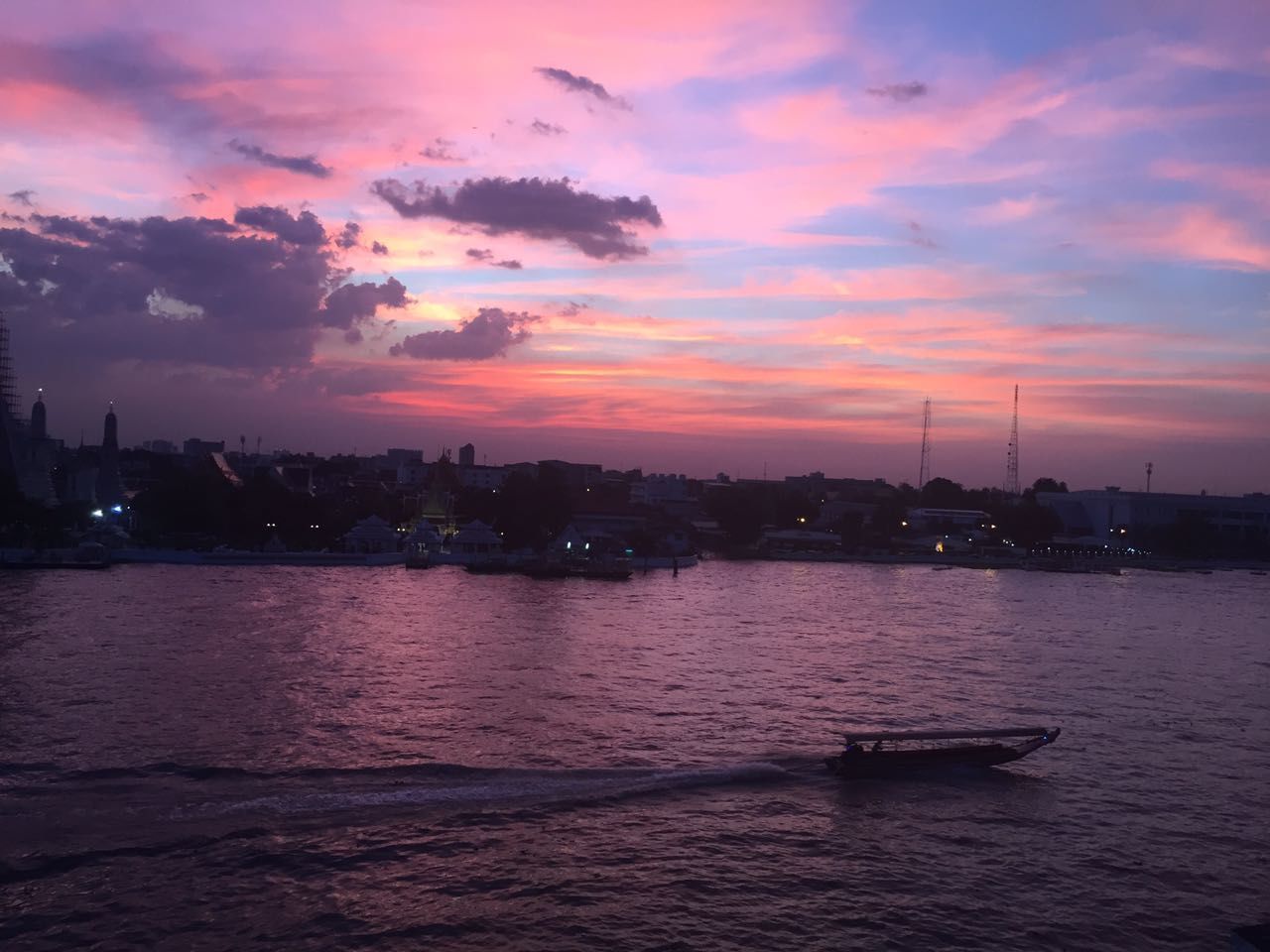 SCENIC VIEW OF RIVER AGAINST SKY IN CITY