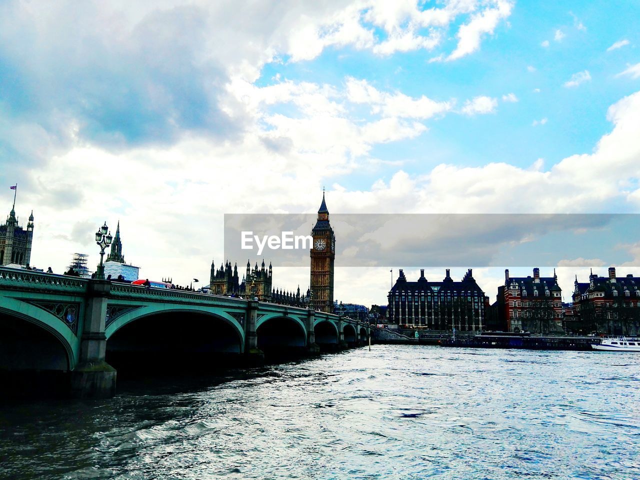 BRIDGE OVER THAMES RIVER