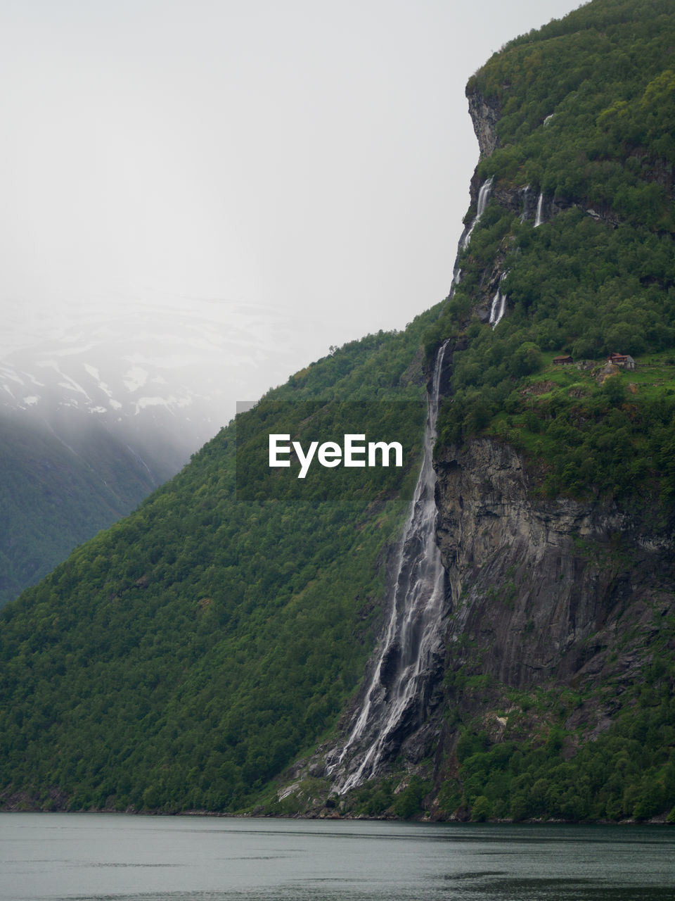 SCENIC VIEW OF SEA BY MOUNTAINS AGAINST SKY