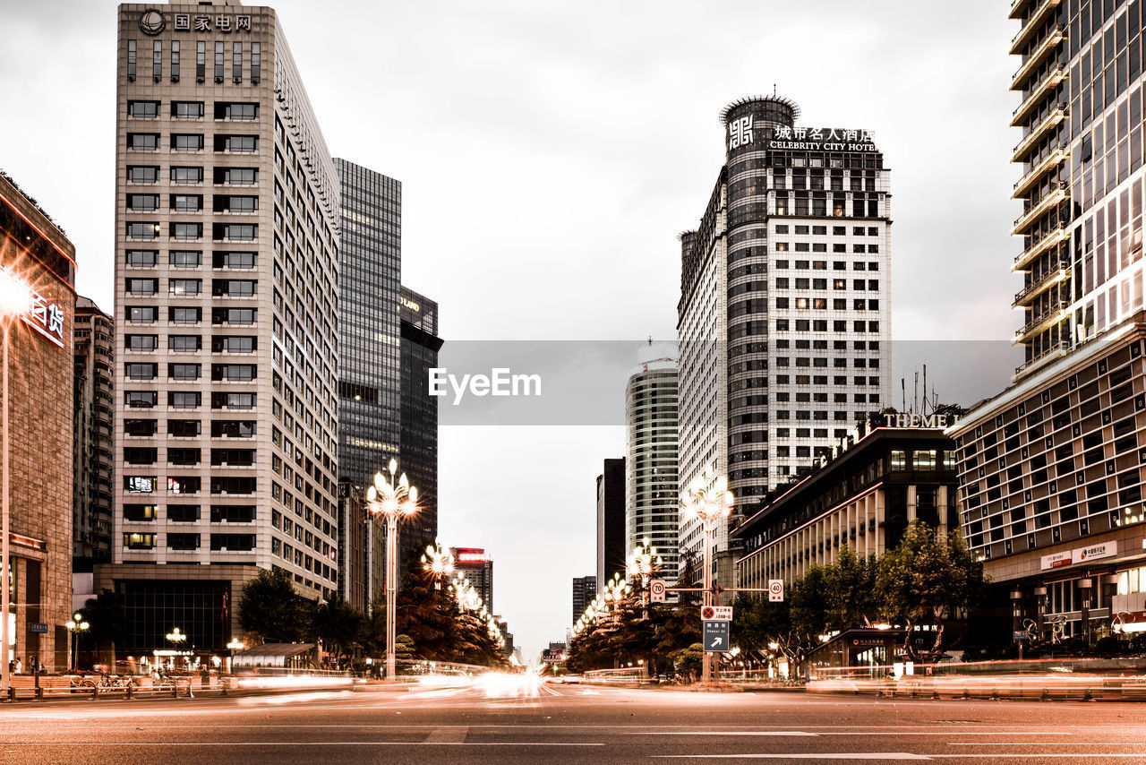 CITY STREET AMIDST BUILDINGS AGAINST SKY IN SKYSCRAPERS