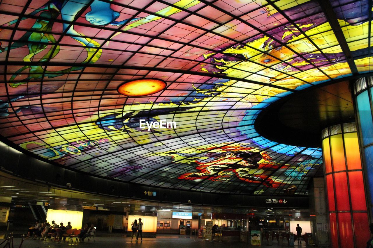 LOW ANGLE VIEW OF ILLUMINATED CEILING AT SHOPPING MALL