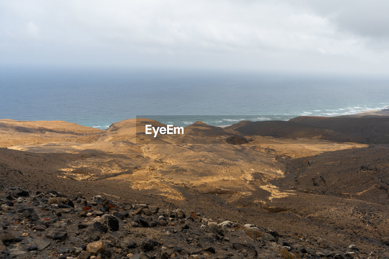 SCENIC VIEW OF SEA AND MOUNTAIN AGAINST SKY