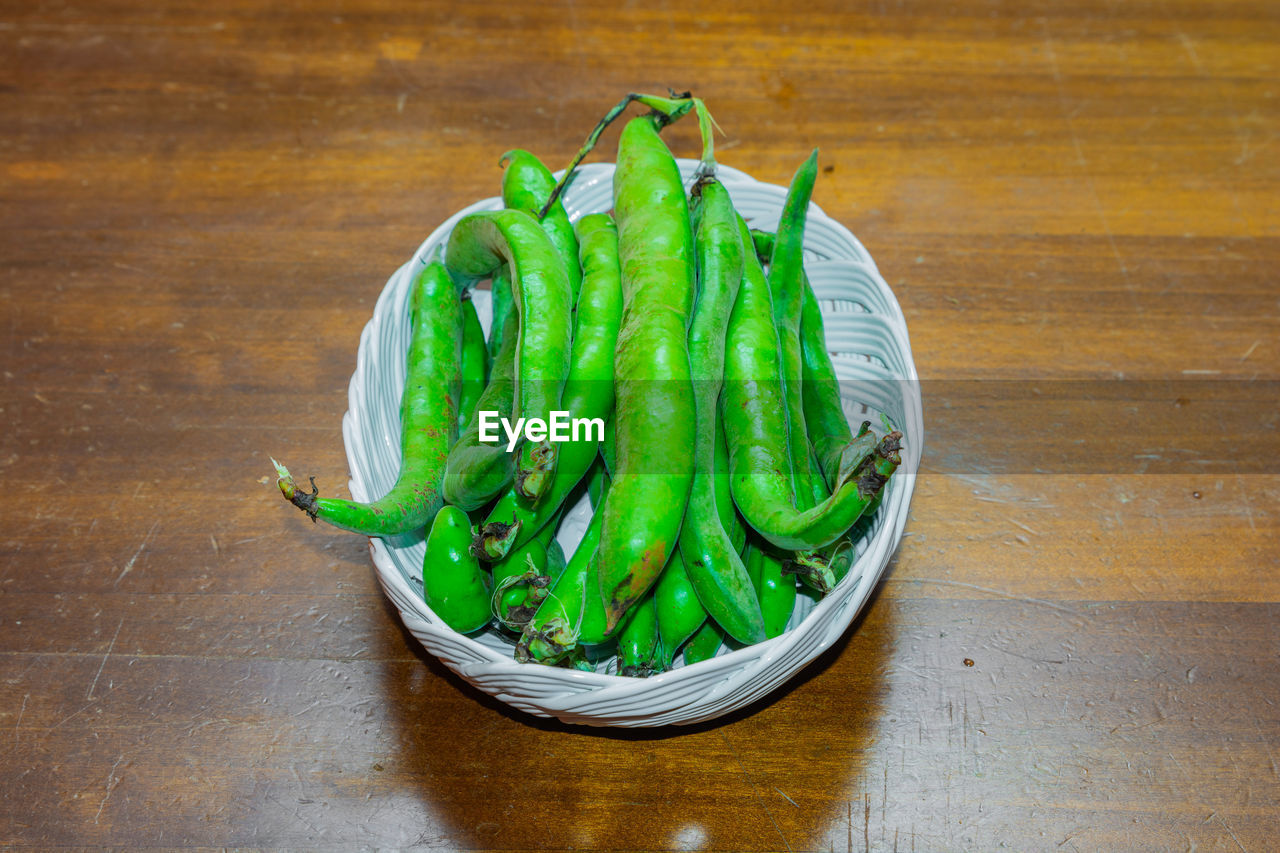 HIGH ANGLE VIEW OF GREEN VEGETABLES ON TABLE