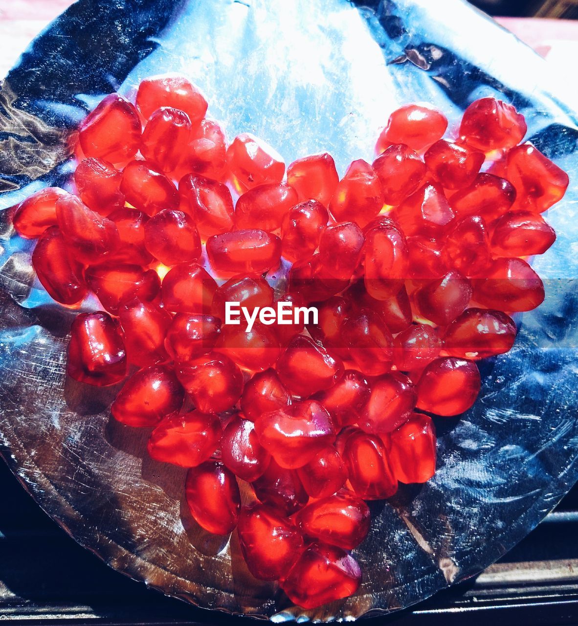 HIGH ANGLE VIEW OF RED BERRIES ON PLATE