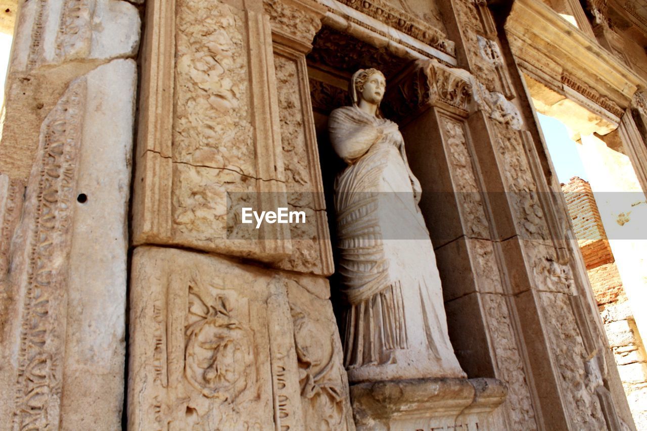 LOW ANGLE VIEW OF STATUE OF BUDDHA