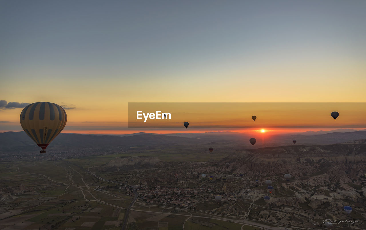 VIEW OF HOT AIR BALLOON IN CITY