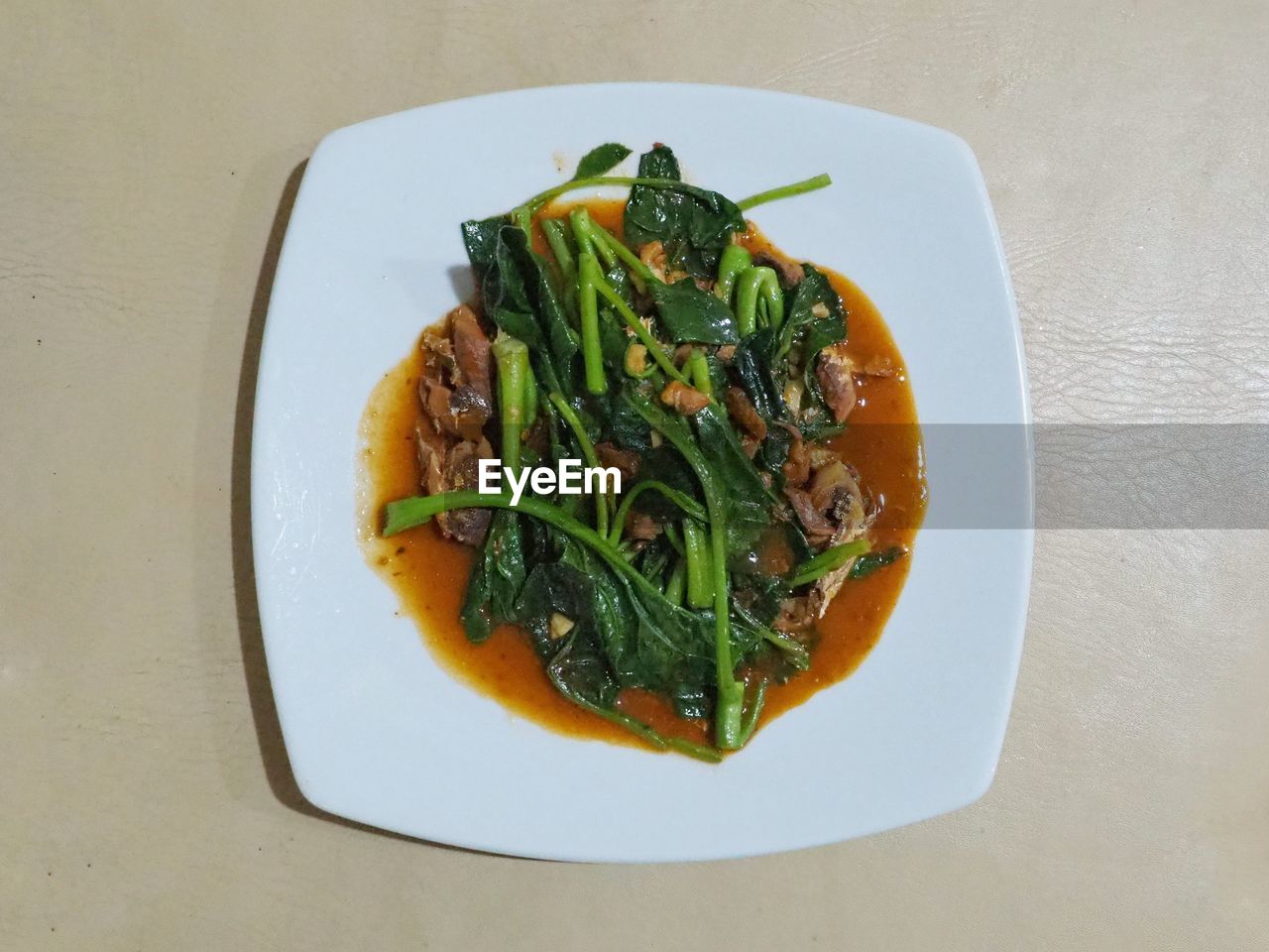 HIGH ANGLE VIEW OF FOOD SERVED IN PLATE