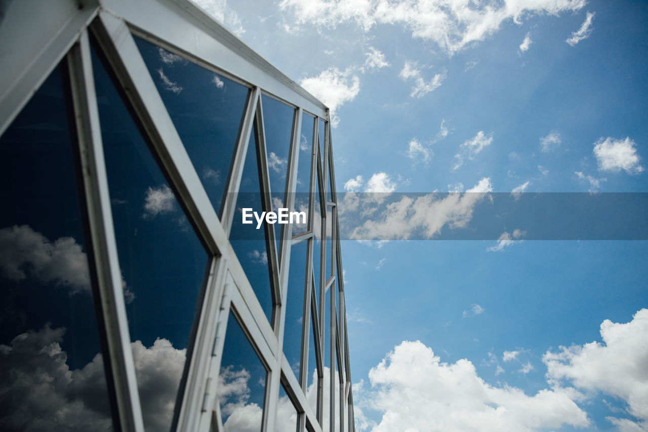 LOW ANGLE VIEW OF BUILDING AGAINST SKY