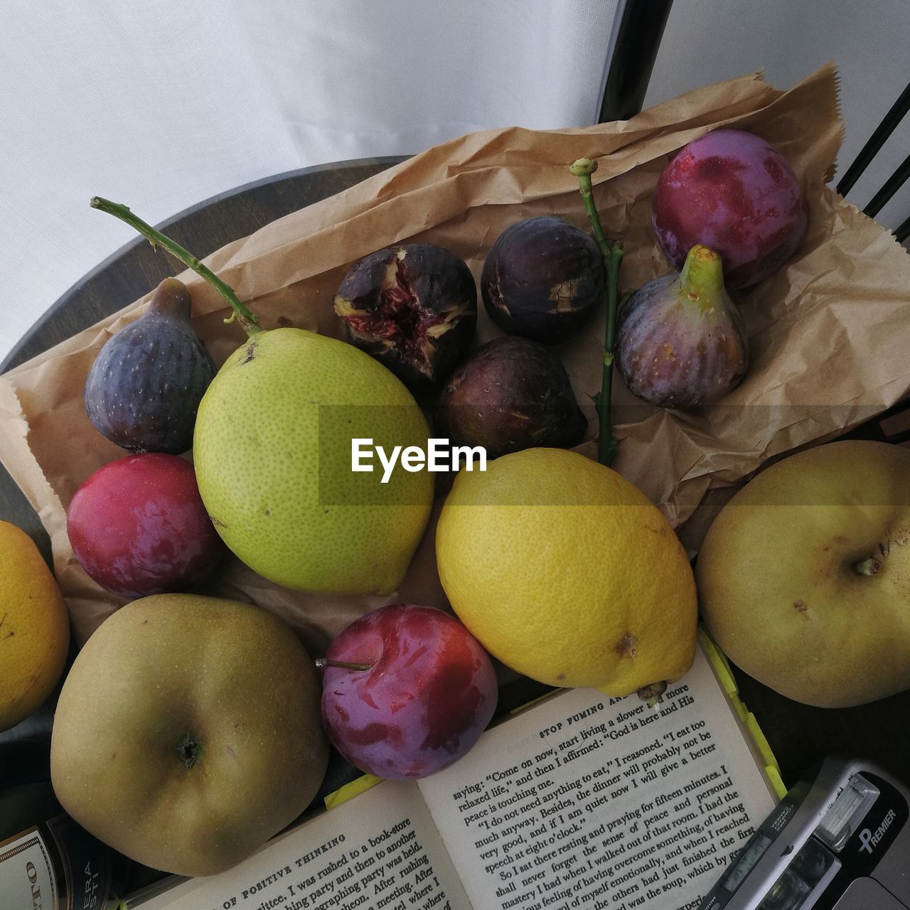 HIGH ANGLE VIEW OF APPLES IN CONTAINER ON TABLE