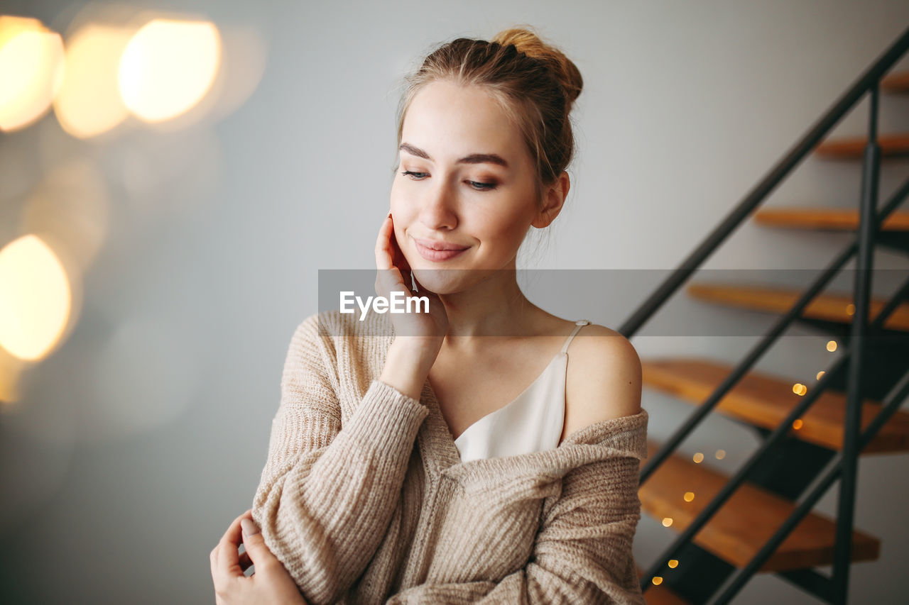 YOUNG WOMAN LOOKING AWAY