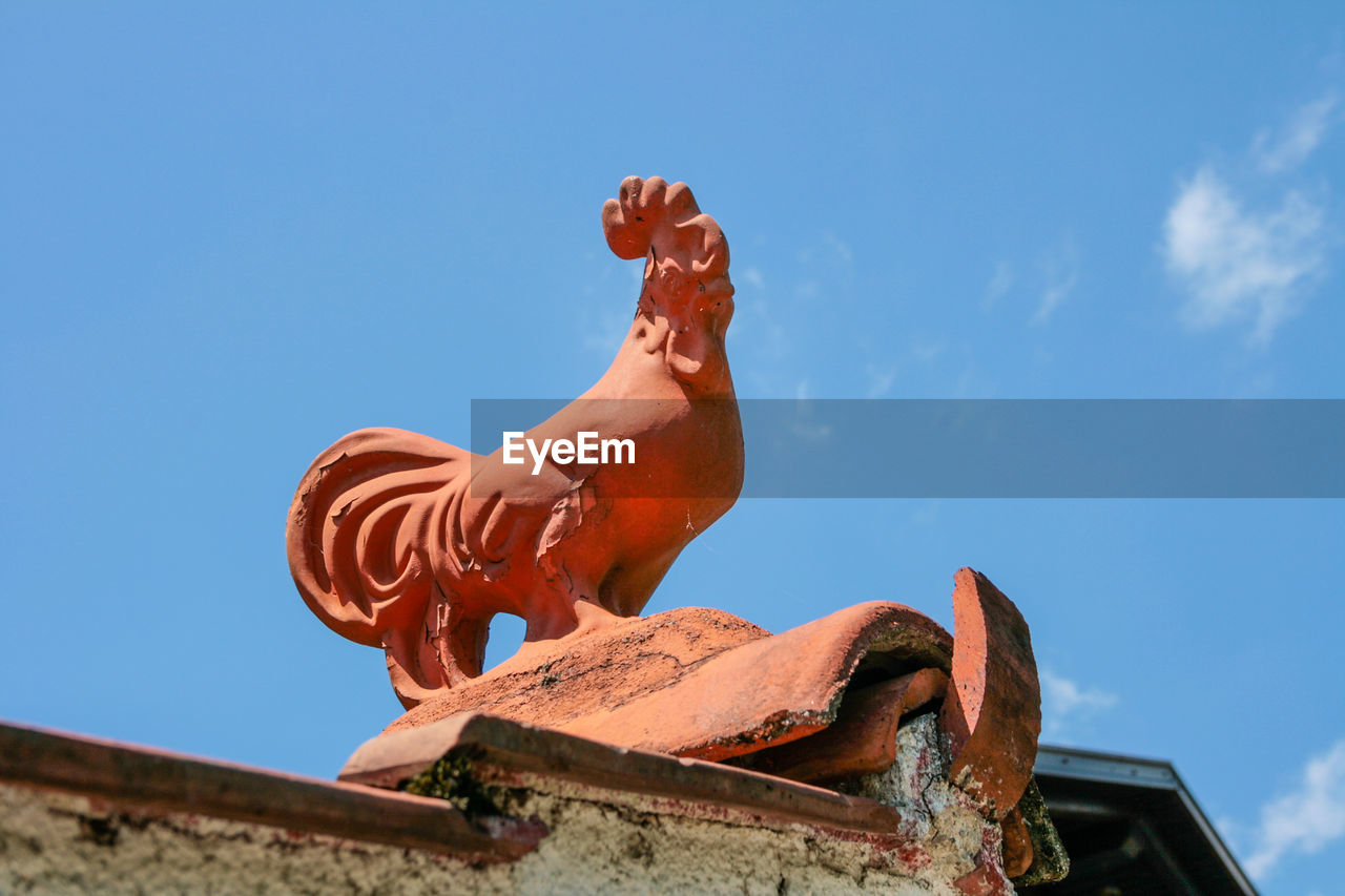 CLOSE-UP OF STATUE AGAINST CLEAR BLUE SKY