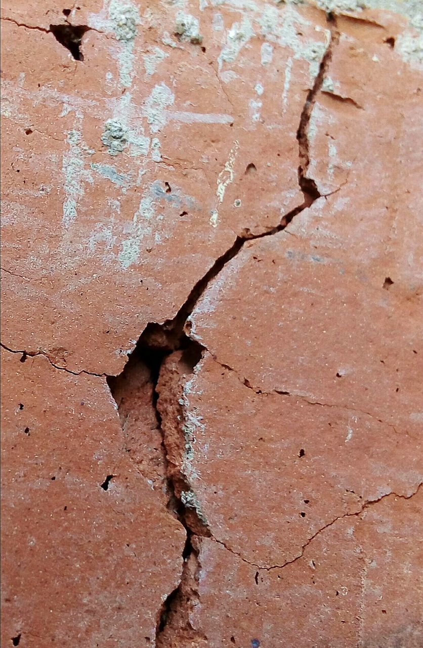 FULL FRAME SHOT OF BROKEN WEATHERED WALL