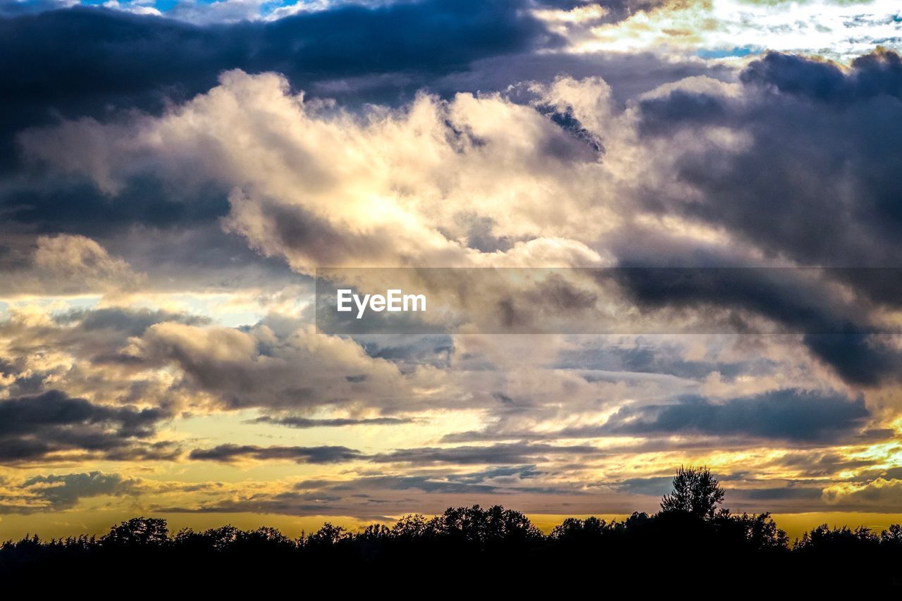 SCENIC VIEW OF DRAMATIC SKY OVER SILHOUETTE LANDSCAPE