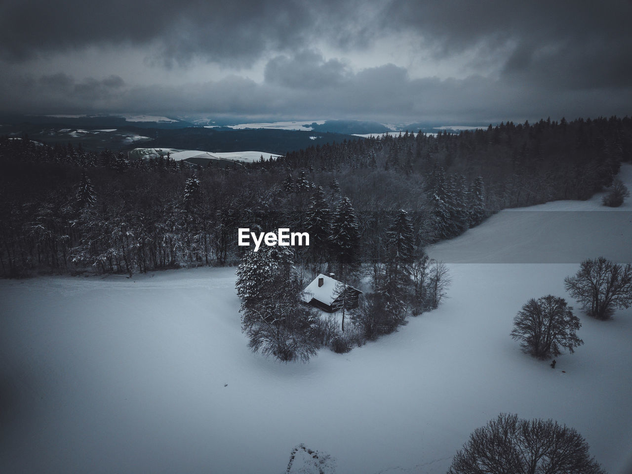 SCENIC VIEW OF SNOW COVERED LANDSCAPE AGAINST SKY