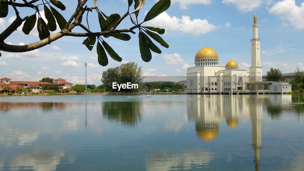 As-salam mosque of lake against sky