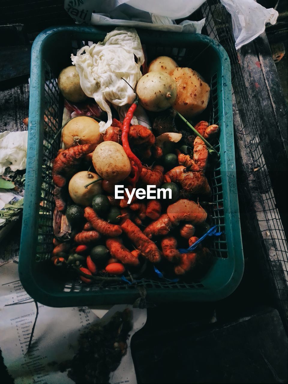 HIGH ANGLE VIEW OF VEGETABLES IN MARKET STALL