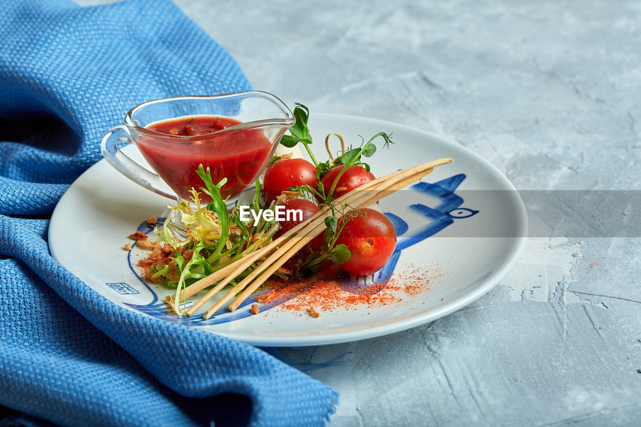 HIGH ANGLE VIEW OF BREAKFAST IN BOWL