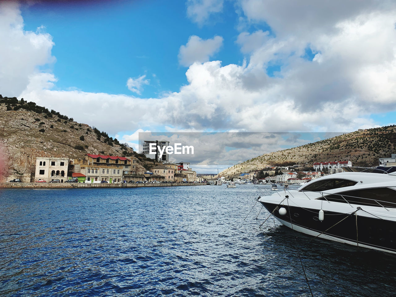 HOUSES BY SEA AGAINST SKY IN CITY