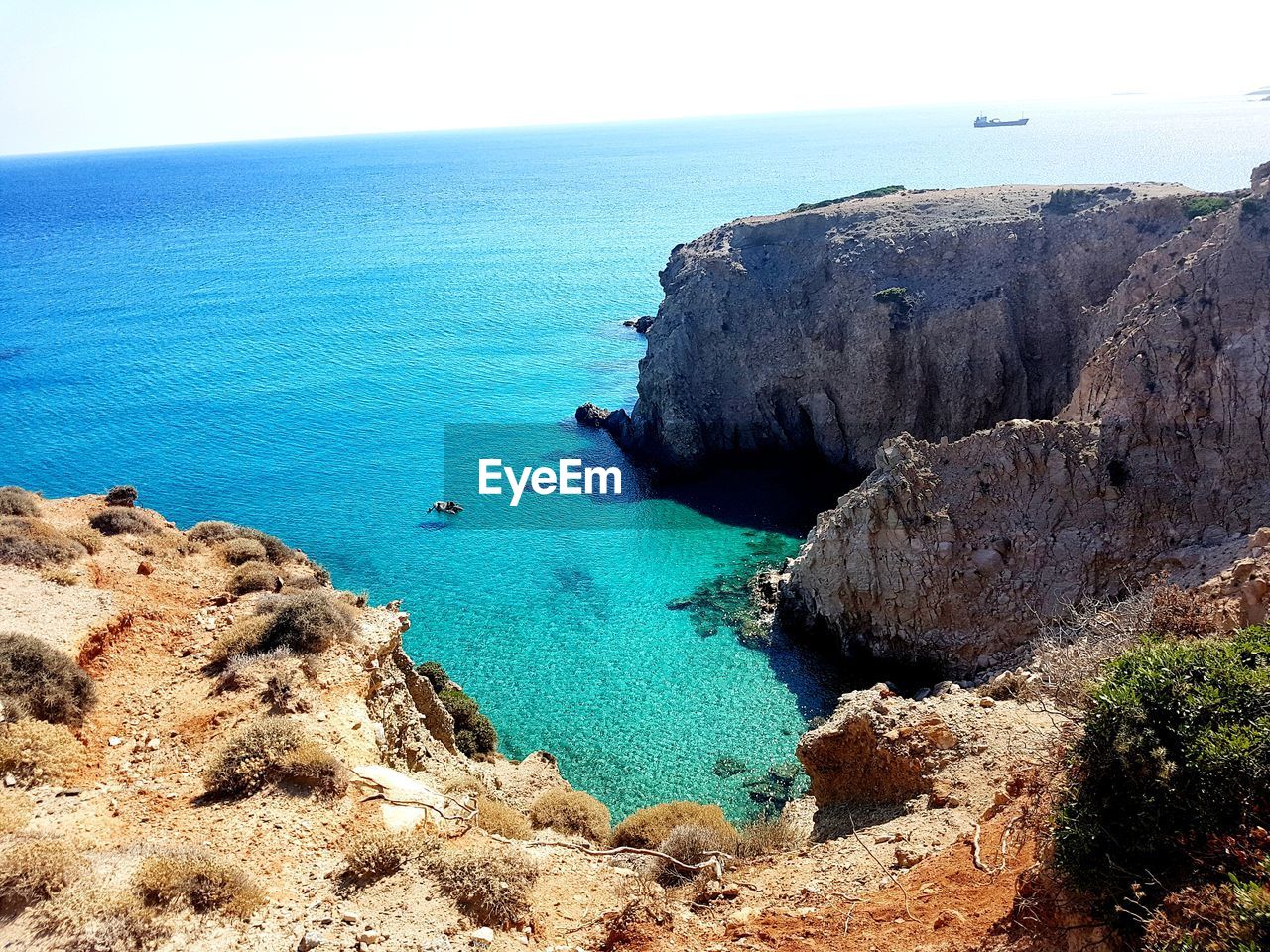 HIGH ANGLE VIEW OF SEA AGAINST CLEAR BLUE SKY