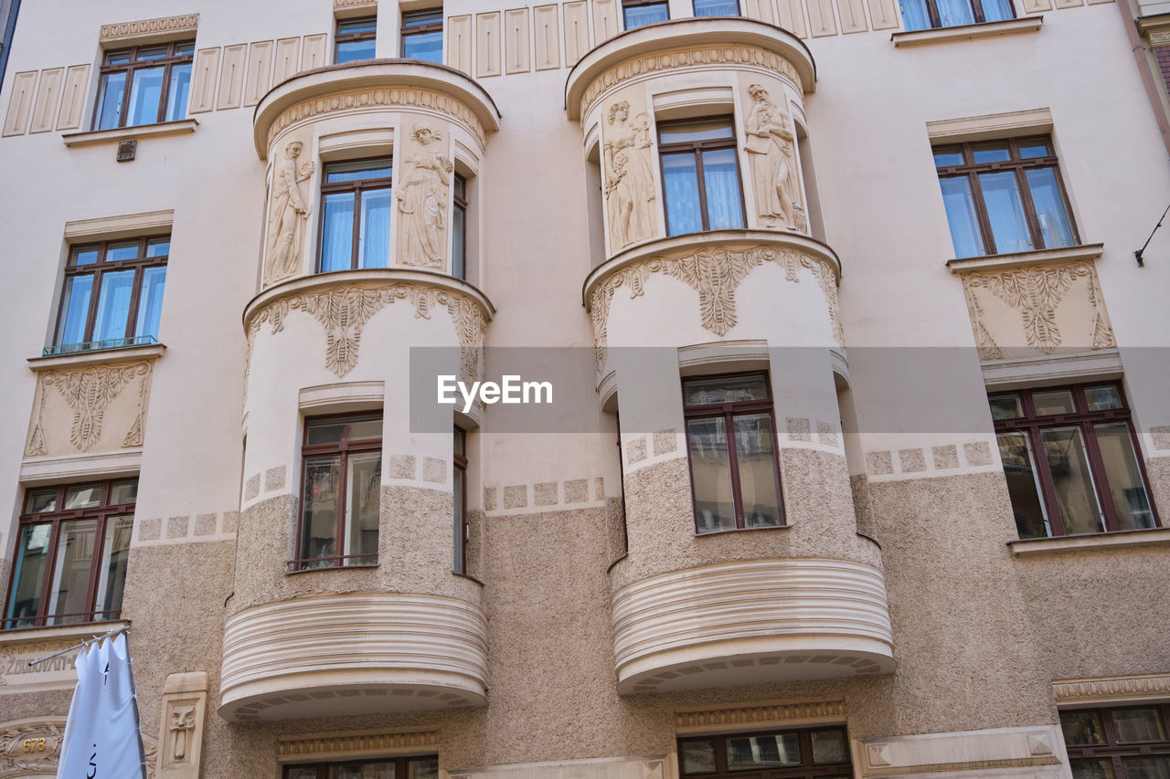 architecture, building exterior, window, built structure, building, low angle view, no people, facade, city, residential district, neighbourhood, house, day, balcony, apartment, outdoors, full frame, blue, history, the past, arch, estate, nature