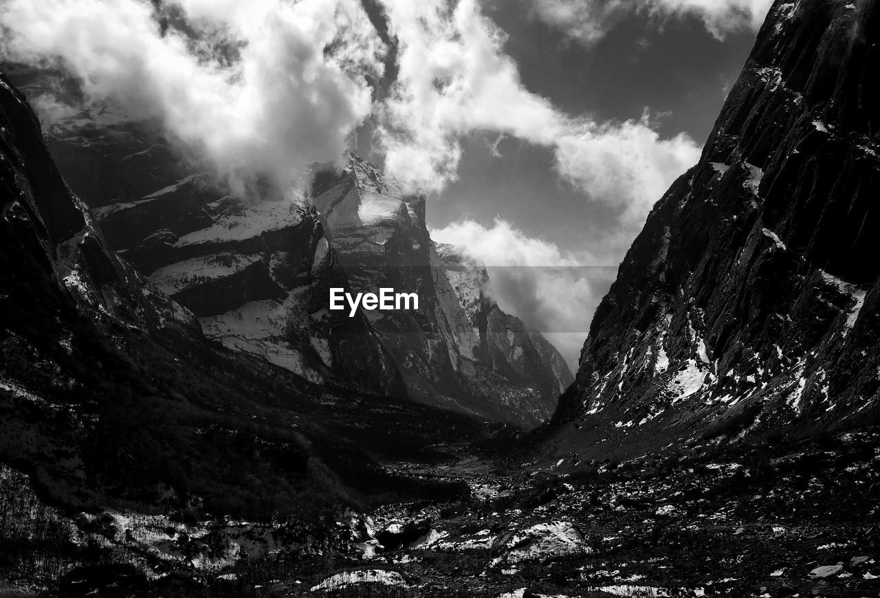 PANORAMIC VIEW OF MOUNTAIN AGAINST SKY