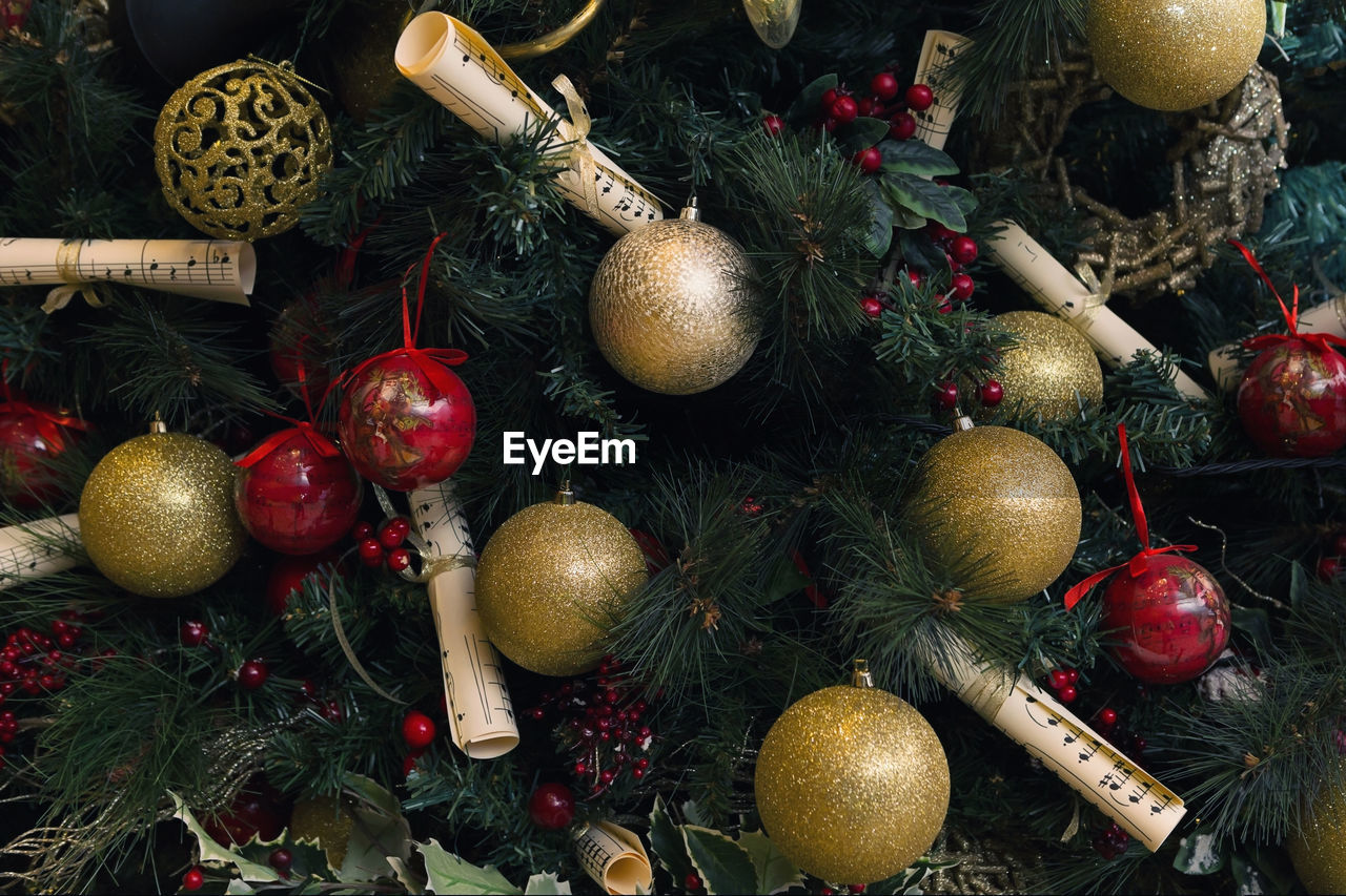 HIGH ANGLE VIEW OF CHRISTMAS TREE ON TABLE