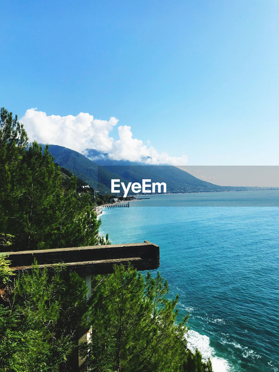 SCENIC VIEW OF SEA AND MOUNTAINS AGAINST SKY