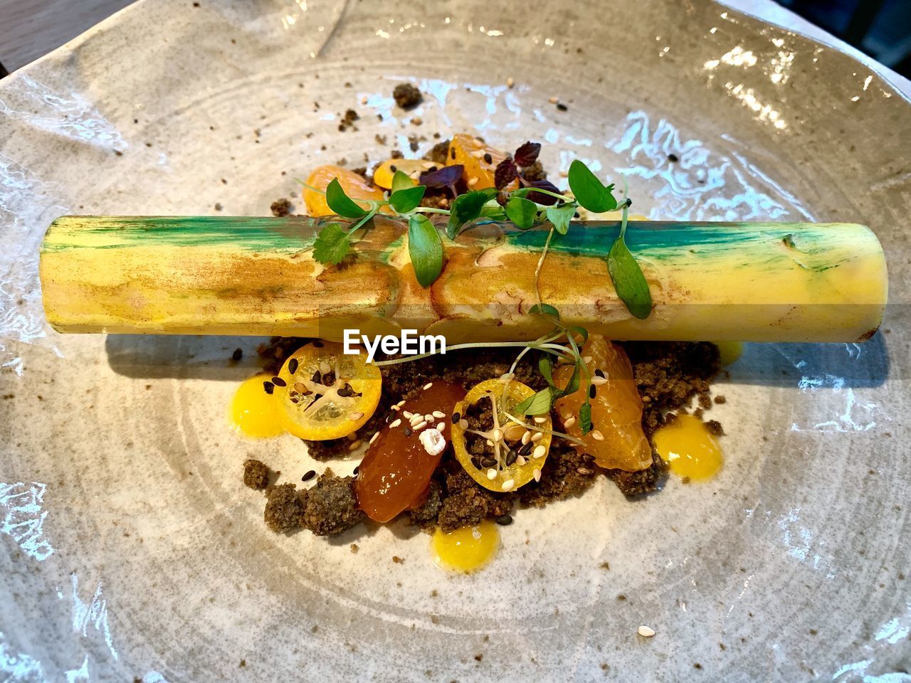 HIGH ANGLE VIEW OF FRUITS AND VEGETABLES ON PLATE