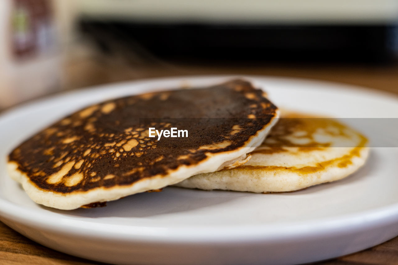 food and drink, food, pancake, meal, dish, breakfast, plate, freshness, bread, no people, indoors, pannekoek, close-up, healthy eating, table, wellbeing, selective focus, toasted bread, produce, focus on foreground, fast food, baked