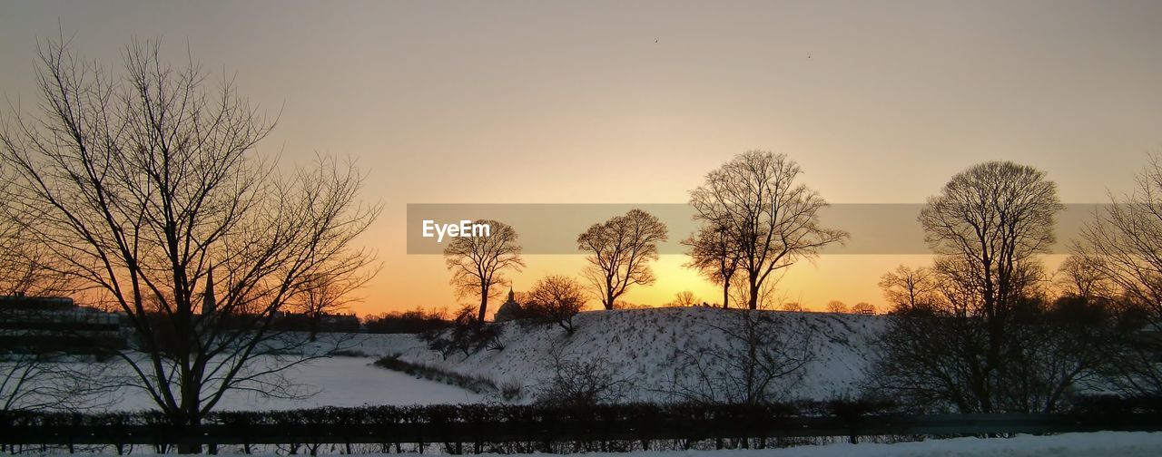 SCENIC VIEW OF LAKE DURING WINTER AGAINST SKY