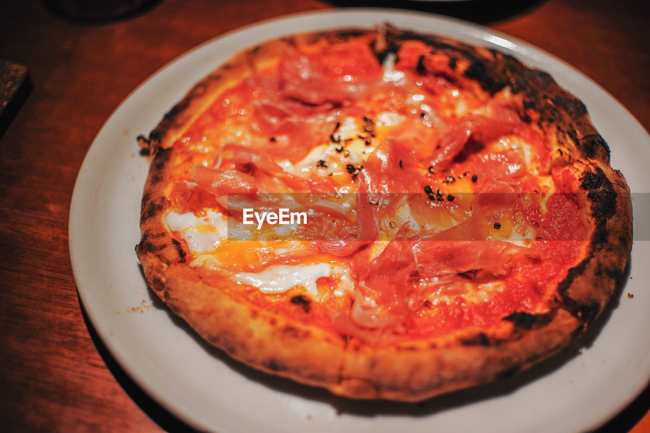 CLOSE-UP OF PIZZA ON PLATE