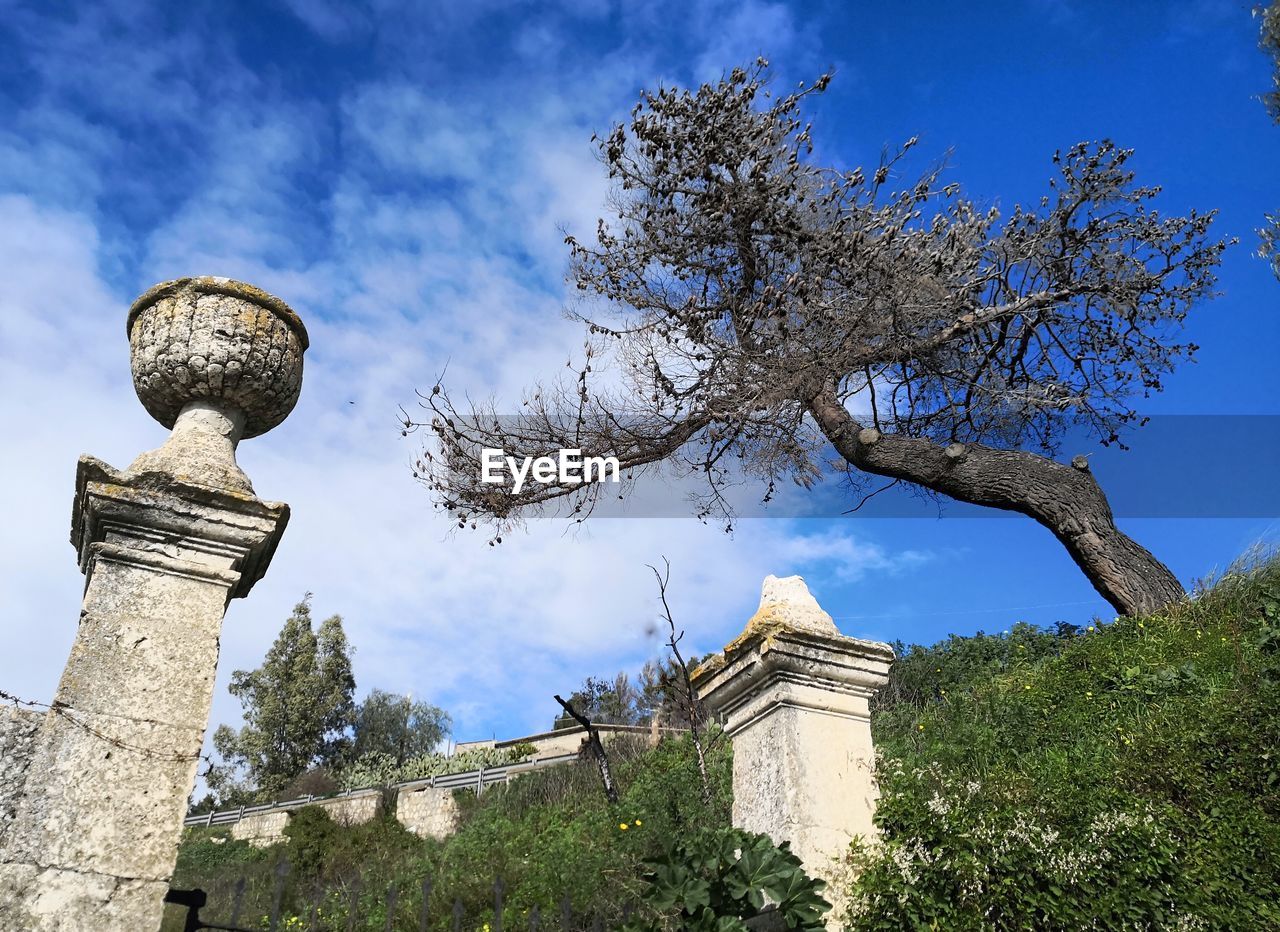 LOW ANGLE VIEW OF HISTORICAL BUILDING