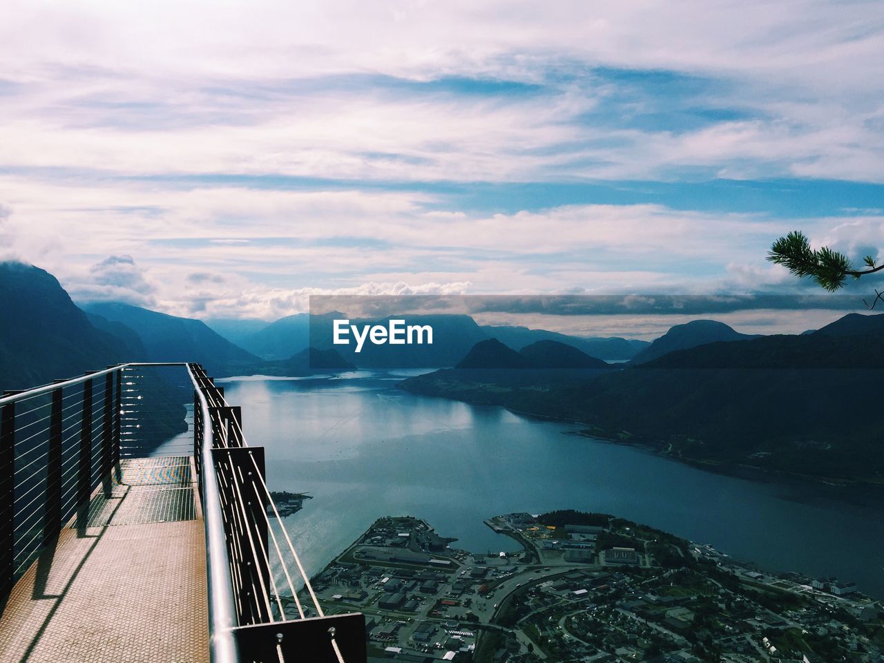 Welcome to vertigo andalsnes rampestreken viewpoint, unique in the world