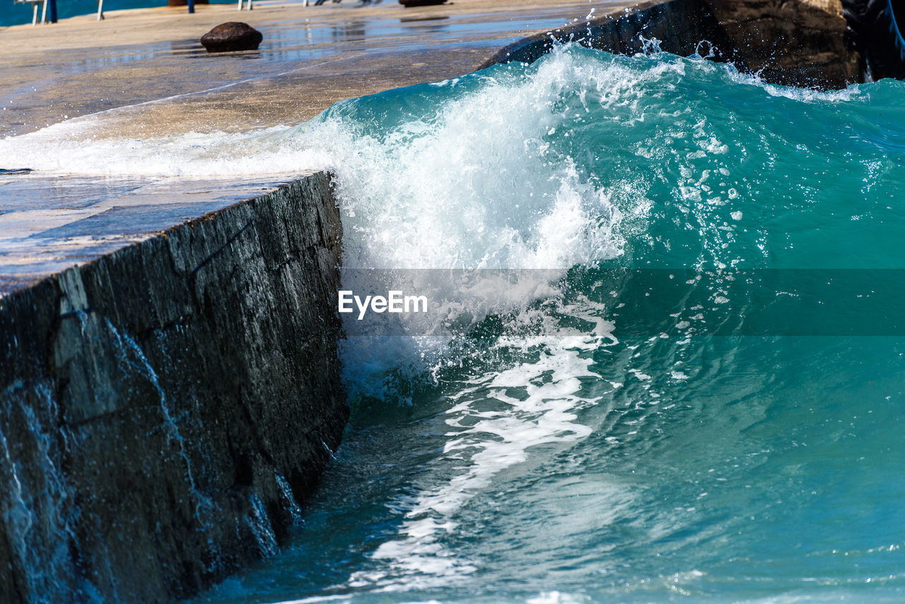 VIEW OF SEA WAVES