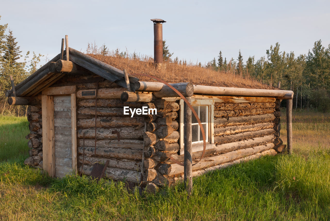 VIEW OF HOUSE AGAINST SKY