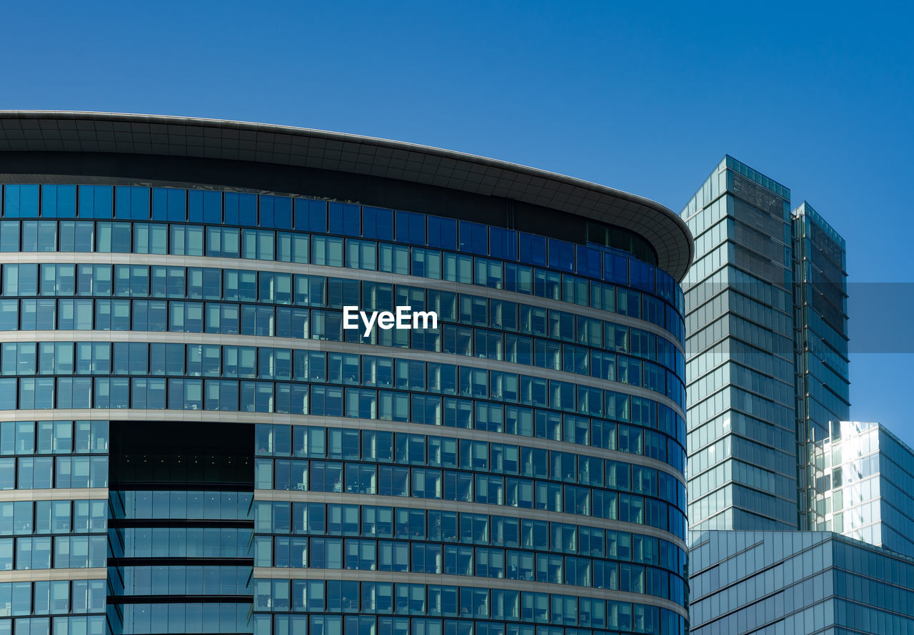 LOW ANGLE VIEW OF MODERN BUILDING AGAINST CLEAR SKY