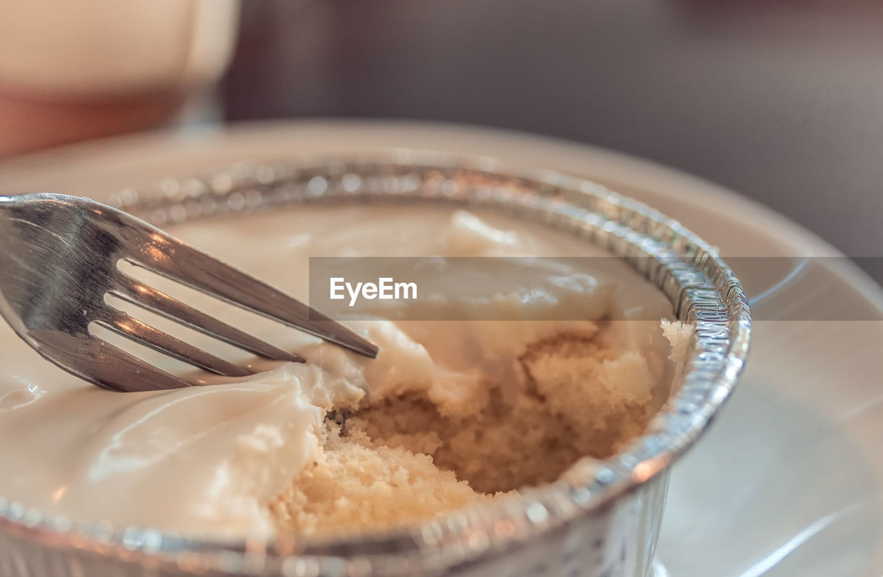 CLOSE-UP OF CAKE ON PLATE