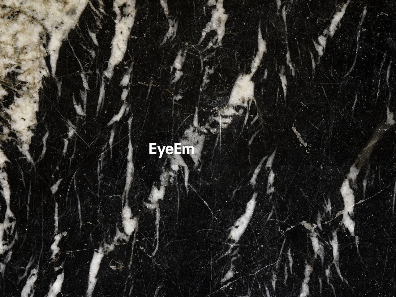 FULL FRAME SHOT OF BLACK AND WHITE WALL