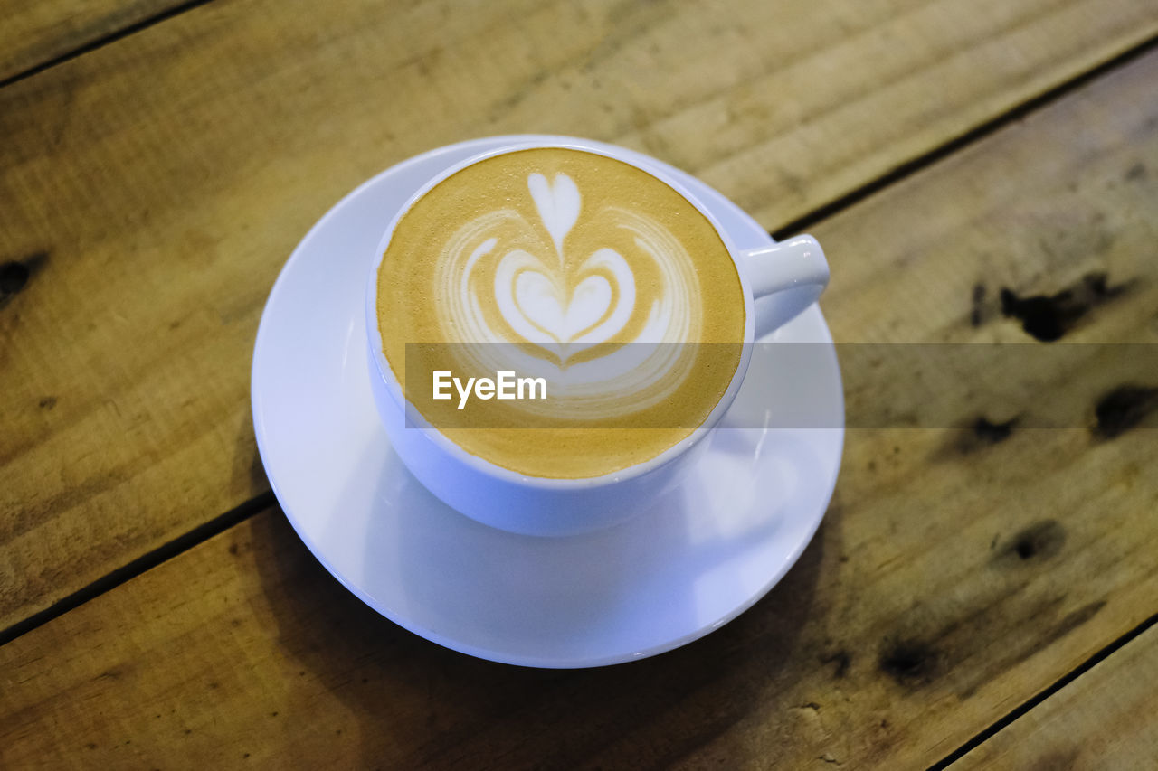 HIGH ANGLE VIEW OF COFFEE IN CUP ON TABLE