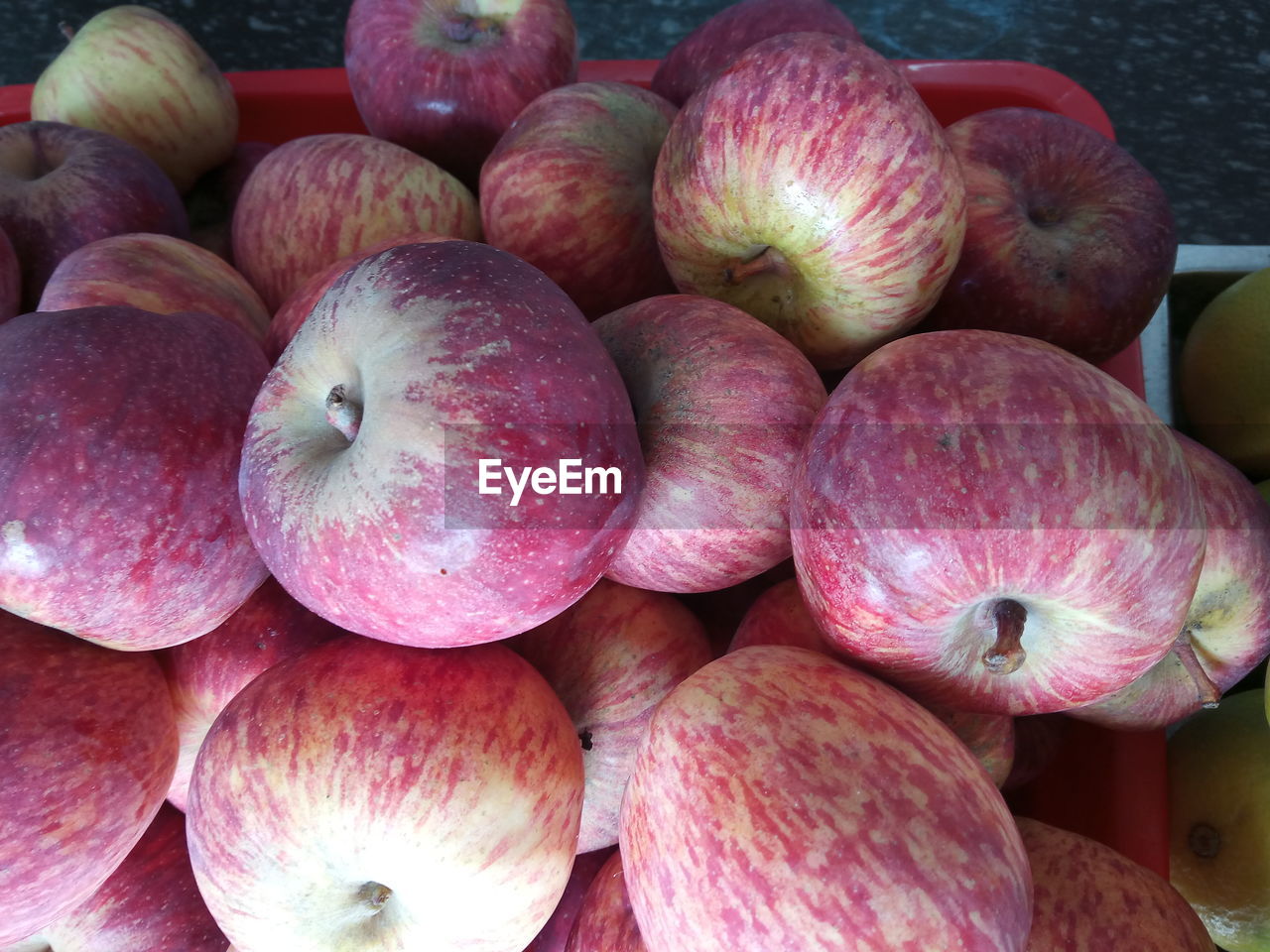 FULL FRAME SHOT OF APPLES