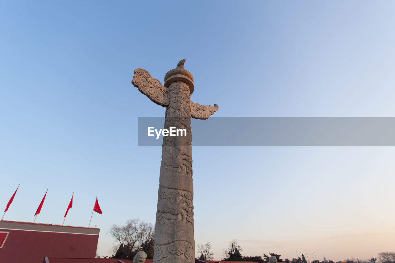 LOW ANGLE VIEW OF CROSS STATUE AGAINST CLEAR SKY