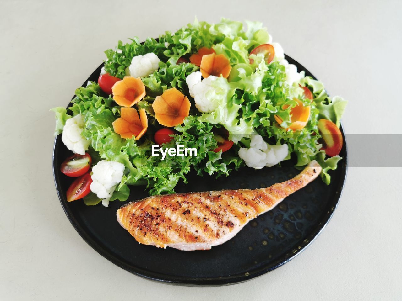 HIGH ANGLE VIEW OF SALAD IN PLATE