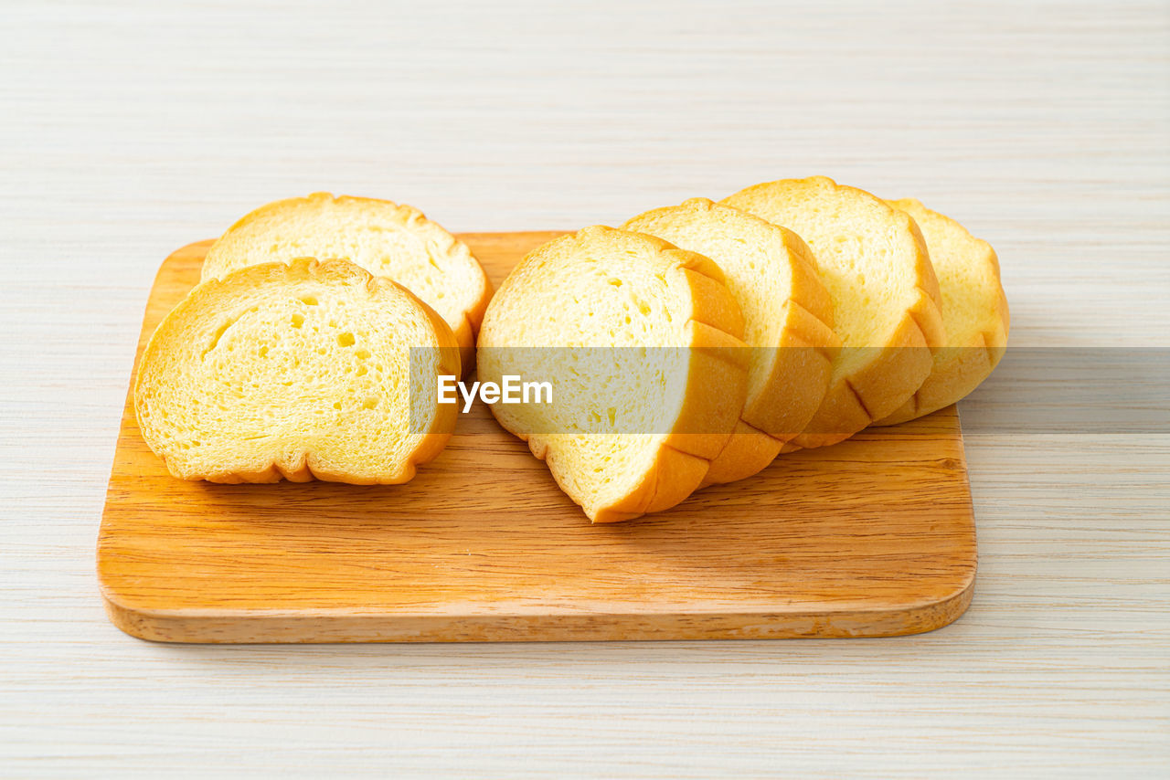 HIGH ANGLE VIEW OF BREAD ON TABLE