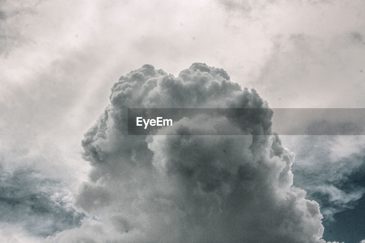 LOW ANGLE VIEW OF CLOUDSCAPE AGAINST SKY