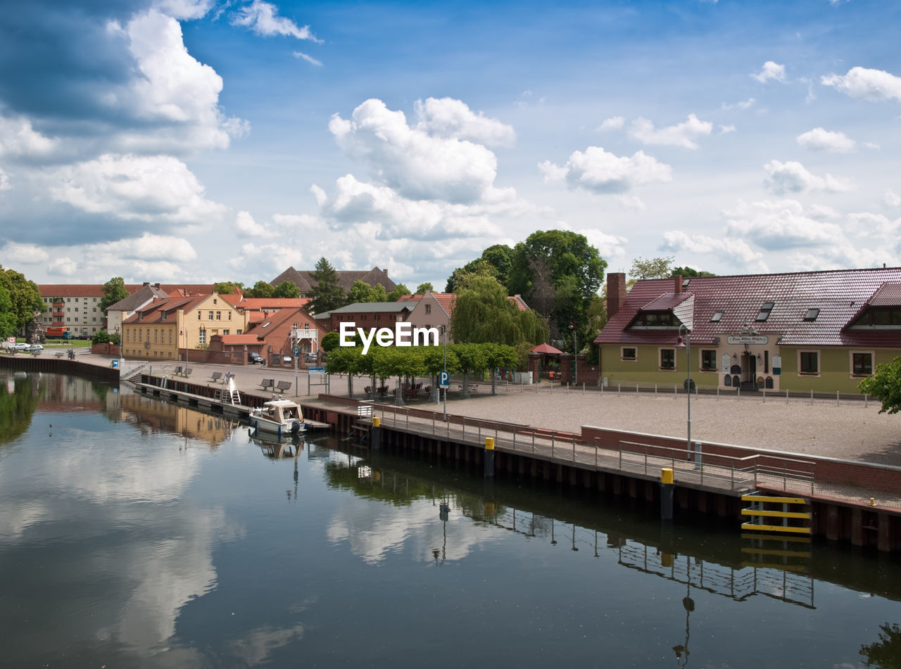 VIEW OF CITY AT WATERFRONT