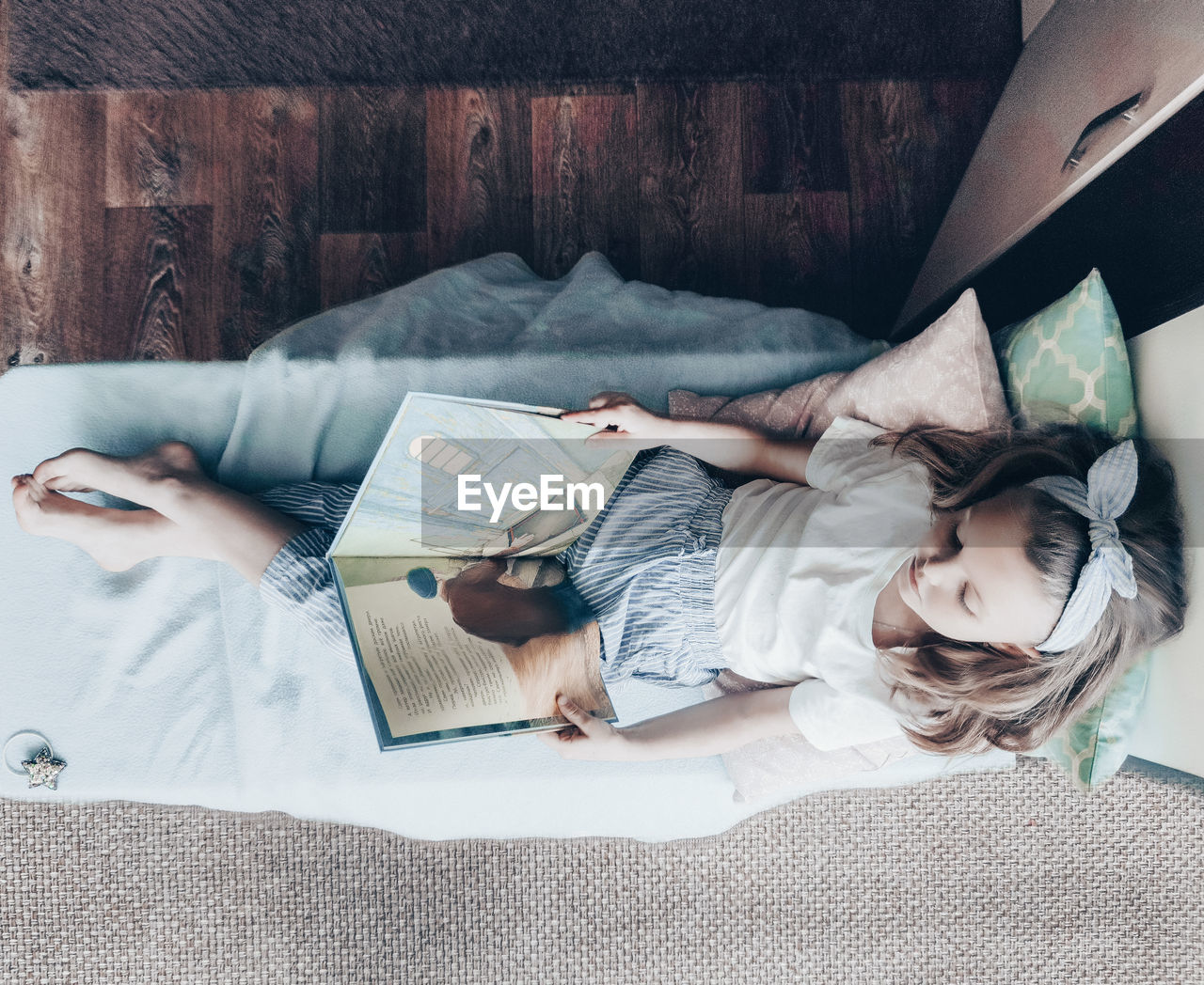 HIGH ANGLE VIEW OF WOMAN LYING DOWN ON BED AT HOME