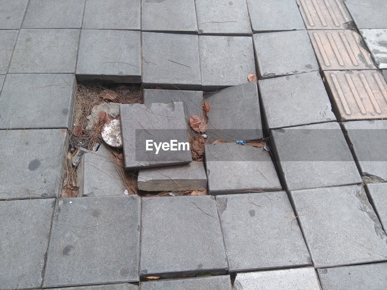 HIGH ANGLE VIEW OF TILED FLOOR ON FOOTPATH