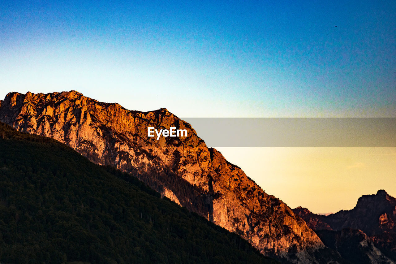 SCENIC VIEW OF MOUNTAIN RANGE AGAINST CLEAR SKY