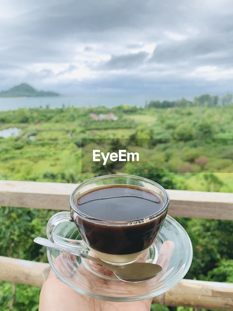 CROPPED IMAGE OF PERSON HOLDING TEA CUP