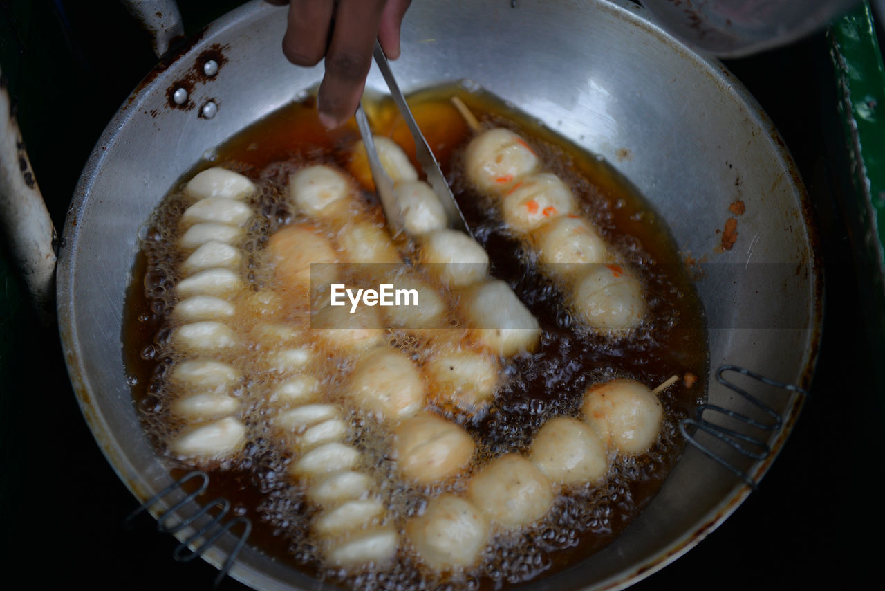 HIGH ANGLE VIEW OF PREPARING FOOD IN PAN